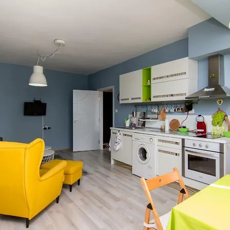 Apartment театъра *